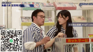 便利店的女店员桥本有菜被男同事随意猥亵③