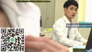 和欲求不满的性感人妻女上司一起工作的男同事被勾引