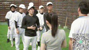 篮球队里的女助理是可爱的双马尾妹子，巨乳身材被男教练给糟蹋了