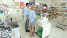 便利店老板的女儿不好好工作狂得厉害，被男店员治的服服帖帖的