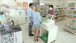 便利店老板的女儿不好好工作狂得厉害，被男店员治的服服帖帖的