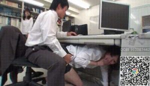 经典补档：办公室里面的丝袜女秘书裙子好短，偷偷地和她在桌底XXOO