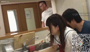 GIF剧情图解3出处，表妹在我房间乱翻，竟然偷偷地看我私藏的漫画书