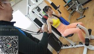 健身房里面的男教练，竟然得到了一个时间静止器，开启了自己的猥琐之旅