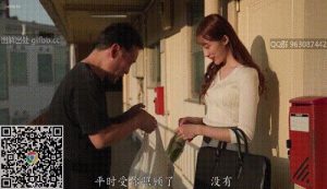 隔壁的女邻居，是一位独居的女白领，我假装接近她，其实是想得到她的肉体