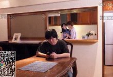 去好哥们家里拜访时，亲眼目睹了朋友的妈妈自摸，没想到少妇还那么有韵味-解解图解