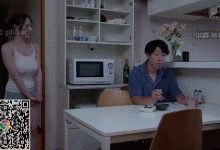 老婆的妹妹寄宿在我家，穿着低胸背心 露出真空凸点，是想故意勾引姐夫吧-解解图解