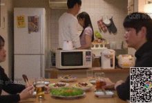 GIF剧情图解3出处，来家里维修的装修工 盯上了已婚人妻，当着丈夫的面呢-解解图解