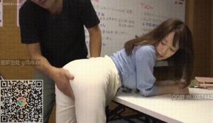 身材才是真正的诱惑，极品身材加上紧紧的后妈裙，不经意间的身体曲线，太勾人了