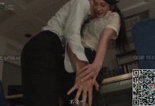 正在加班的我，被一场突如其来的暴雨困在办公室，突然被雨淋湿的女老板冲了进来-解解图解