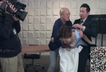 电视台当红女主持被跟踪偷窥，还在直播呢就被导演猥亵 被潜规则了也不敢反抗-解解图解