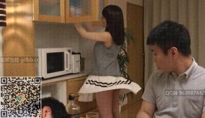 炎热的夏季，风扇真是个好东西，把朋友妻子的短裙吹起来，真是一抹春光呀