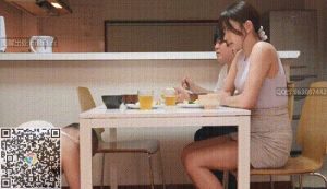 GIF剧情图解3出处，公公当着儿子的面调戏自己的儿媳妇，真的是个无能的丈夫