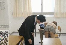 女同学是故意玩勾引吧，穿着迷你超短裙弯着腰，故意让别人看见小内内-解解图解