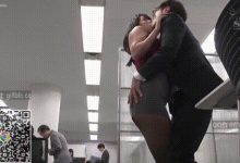 已婚人妻是位女秘书，穿着丝袜短裙漂亮极了，男老板盯着口水都快流出来了②-解解图解