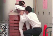 丝袜美腿美女老师，被班级里面的坏学生猥亵，为了工作只能被迫发生关系-解解图解