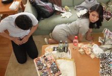 当老婆怀孕不在家时，她的姐姐来家里帮忙，穿着后妈裙 忍不住想顶上去-解解图解