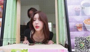漂亮咖啡馆外带窗口服务员，魅力十足，回头客众多，她被同事和经理变成了性奴