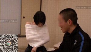 清纯的短发妹子，还是高中生吧，刚开始还不好意思，脱了衣服兽性大发