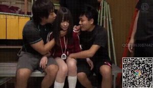 运动俱乐部女经理是我们的宠物，训练过后大家就细化玩弄她的身体为乐