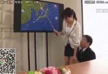 电视台的女播音员，表面上光鲜亮丽，但是还是被男领导随意地玩弄不敢反抗-解解图解