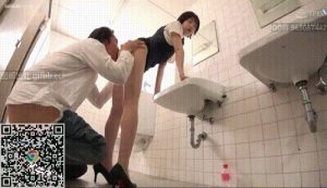 长腿肉丝女秘书和男上司在卫生间偷情，身材好就是可以为所欲为