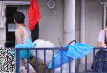 GIF剧情图解3出处，隔壁邻居是个垃圾佬，户外尿失禁了，那么漂亮的妹子被糟蹋好可惜-解解图解
