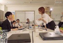 早上醒来，我发现一位女同事穿著内裤在我的房间里！一定是在酒会上喝醉了-解解图解