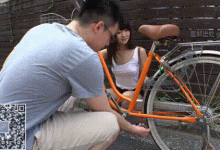 清纯小妹，故意不穿胸罩真空逛街，激凸的小葡萄任何男人看了都想去摸一摸-解解图解